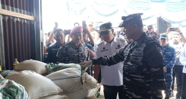 Commander of the Indonesian Fleet Command (Pangkoarmada RI) Vice Admiral Denih Hendrata (right), accompanied by Bangka Belitung Governor Hidayat Arsani (center) and Bangka Belitung Naval Base Commander Colonel (Mar) Yulindo (left), inspects evidence of illegal tin sand intercepted while being smuggled from Belitung to Malaysia, in Tanjungpandan, on Thursday (August 20, 2026). Photo Source: Antara News Agency