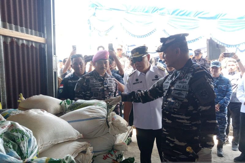 Commander of the Indonesian Fleet Command (Pangkoarmada RI) Vice Admiral Denih Hendrata (right), accompanied by Bangka Belitung Governor Hidayat Arsani (center) and Bangka Belitung Naval Base Commander Colonel (Mar) Yulindo (left), inspects evidence of illegal tin sand intercepted while being smuggled from Belitung to Malaysia, in Tanjungpandan, on Thursday (August 20, 2026). Photo Source: Antara News Agency Commander of the Indonesian Fleet Command (Pangkoarmada RI) Vice Admiral Denih Hendrata (right), accompanied by Bangka Belitung Governor Hidayat Arsani (center) and Bangka Belitung Naval Base Commander Colonel (Mar) Yulindo (left), inspects evidence of illegal tin sand intercepted while being smuggled from Belitung to Malaysia, in Tanjungpandan, on Thursday (August 20, 2026). Photo Source: Antara News Agency