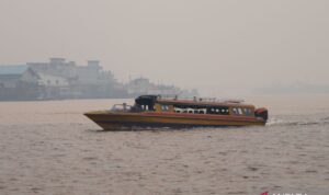 Kapal motor melintasi Sungai Kapuas yang diselimuti kabut asap tebal di Pontianak, Kalimantan Barat, Minggu (23/8/2026). Sumber foto: Antara Kapal motor melintasi Sungai Kapuas yang diselimuti kabut asap tebal di Pontianak, Kalimantan Barat, Minggu (23/8/2026). Sumber foto: Antara