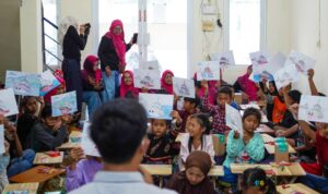 PT Pelindo Marine Service (Pelindo Marine) mengenalkan dunia maritim sekaligus pentingnya menjaga kebersihan lingkungan kepada anak-anak di RW 09, Kelurahan Tanah Kali Kedinding, Kecamatan Kenjeran, Surabaya, Sabtu (29/8/2026). Sumber foto: Antara PT Pelindo Marine Service (Pelindo Marine) mengenalkan dunia maritim sekaligus pentingnya menjaga kebersihan lingkungan kepada anak-anak di RW 09, Kelurahan Tanah Kali Kedinding, Kecamatan Kenjeran, Surabaya, Sabtu (29/8/2026). Sumber foto: Antara