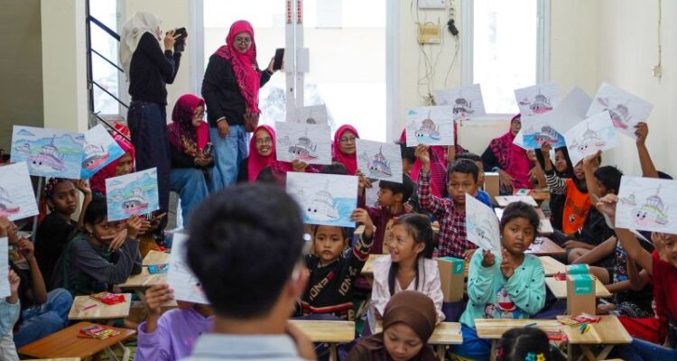 PT Pelindo Marine Service (Pelindo Marine) mengenalkan dunia maritim sekaligus pentingnya menjaga kebersihan lingkungan kepada anak-anak di RW 09, Kelurahan Tanah Kali Kedinding, Kecamatan Kenjeran, Surabaya, Sabtu (29/8/2026). Sumber foto: Antara