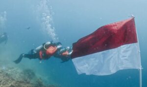 Sejumlah personel Kantor Pencarian dan Pertolongan (Basarnas) Kupang melaksanakan upacara HUT RI di bawah laut di perairan Kupang, Senin (17/8/2026). Sumber foto: Antara Sejumlah personel Kantor Pencarian dan Pertolongan (Basarnas) Kupang melaksanakan upacara HUT RI di bawah laut di perairan Kupang, Senin (17/8/2026). Sumber foto: Antara