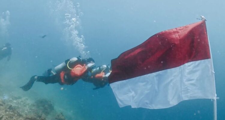 Sejumlah personel Kantor Pencarian dan Pertolongan (Basarnas) Kupang melaksanakan upacara HUT RI di bawah laut di perairan Kupang, Senin (17/8/2026). Sumber foto: Antara