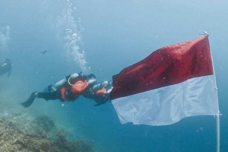 Sejumlah personel Kantor Pencarian dan Pertolongan (Basarnas) Kupang melaksanakan upacara HUT RI di bawah laut di perairan Kupang, Senin (17/8/2026). Sumber foto: Antara Sejumlah personel Kantor Pencarian dan Pertolongan (Basarnas) Kupang melaksanakan upacara HUT RI di bawah laut di perairan Kupang, Senin (17/8/2026). Sumber foto: Antara