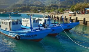 Kapal bantuan penangkapan ikan program unggulan dari Pemerintah Provinsi Gorontalo untuk mendukung sektor agro maritim, bersandar di pelabuhan Tempat Pelelangan Ikan Inengo, Desa Huangobotu, Kecamatan Kabila Bone, Kabupaten Bone Bolango, Provinsi Gorontalo, Sabtu (22/8/2026). Sumber foto: Antara