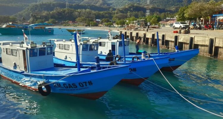 Kapal bantuan penangkapan ikan program unggulan dari Pemerintah Provinsi Gorontalo untuk mendukung sektor agro maritim, bersandar di pelabuhan Tempat Pelelangan Ikan Inengo, Desa Huangobotu, Kecamatan Kabila Bone, Kabupaten Bone Bolango, Provinsi Gorontalo, Sabtu (22/8/2026). Sumber foto: Antara