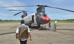 Kalaksa BPBD Sumbar, Erman Rahman (kiri) mengecek kondisi Helikopter Chinook CH-47D, saat berada di Bandara Internasional Minangkabau (BIM), Padangpariaman, Sumatera Barat, Jumat (11/9/2020). BNPB mendatangkan Helikopter Chinook CH-47D dari Amerika Serikat (AS) dan akan berada di provinsi itu hingga sepekan ke depan untuk distribusi peralatan, APD, dan logistik bencana alam di antaranya tenda pengungsian, perahu karet, pelampung, masker, dan hazmat. Sumber foto: Antara