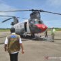 Kalaksa BPBD Sumbar, Erman Rahman (kiri) mengecek kondisi Helikopter Chinook CH-47D, saat berada di Bandara Internasional Minangkabau (BIM), Padangpariaman, Sumatera Barat, Jumat (11/9/2020). BNPB mendatangkan Helikopter Chinook CH-47D dari Amerika Serikat (AS) dan akan berada di provinsi itu hingga sepekan ke depan untuk distribusi peralatan, APD, dan logistik bencana alam di antaranya tenda pengungsian, perahu karet, pelampung, masker, dan hazmat. Sumber foto: Antara