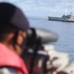 Ilustrasi: Prajurit mengamati kapal USS Jackson sebelum penembakan meriam 76 milimeter dari KRI I Gusti Ngurah Rai saat kegiatan Cooperation Afloat Readiness And Training (CARAT) 2021 di laut Jawa, Jawa Timur, Selasa (9/11/2021). Sebanyak 20 butir meriam 76 milimeter ditembakkan ke arah sasaran yang telah ditentukan. Sumber foto: Antara