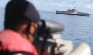 Ilustrasi: Prajurit mengamati kapal USS Jackson sebelum penembakan meriam 76 milimeter dari KRI I Gusti Ngurah Rai saat kegiatan Cooperation Afloat Readiness And Training (CARAT) 2021 di laut Jawa, Jawa Timur, Selasa (9/11/2021). Sebanyak 20 butir meriam 76 milimeter ditembakkan ke arah sasaran yang telah ditentukan. Sumber foto: Antara
