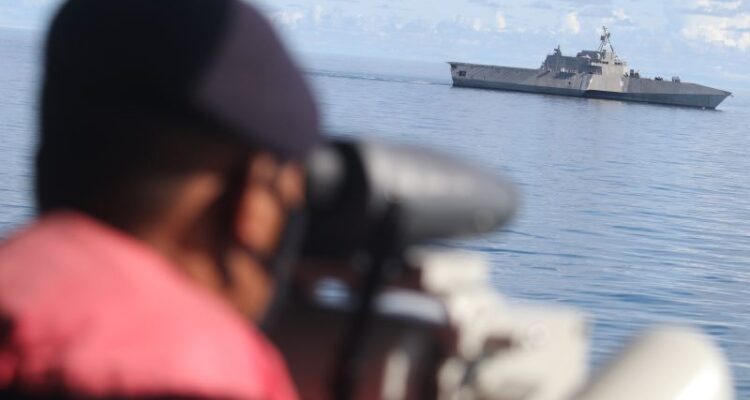 Ilustrasi: Prajurit mengamati kapal USS Jackson sebelum penembakan meriam 76 milimeter dari KRI I Gusti Ngurah Rai saat kegiatan Cooperation Afloat Readiness And Training (CARAT) 2021 di laut Jawa, Jawa Timur, Selasa (9/11/2021). Sebanyak 20 butir meriam 76 milimeter ditembakkan ke arah sasaran yang telah ditentukan. Sumber foto: Antara