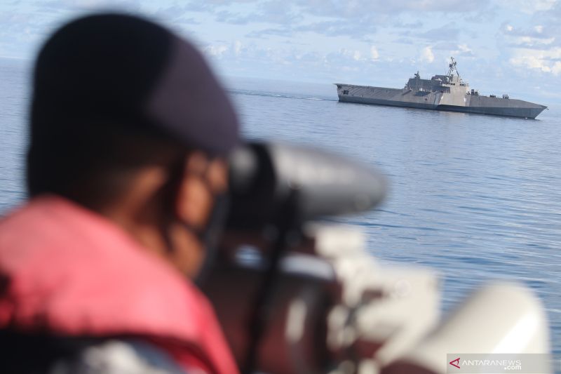 Ilustrasi: Prajurit mengamati kapal USS Jackson sebelum penembakan meriam 76 milimeter dari KRI I Gusti Ngurah Rai saat kegiatan Cooperation Afloat Readiness And Training (CARAT) 2021 di laut Jawa, Jawa Timur, Selasa (9/11/2021). Sebanyak 20 butir meriam 76 milimeter ditembakkan ke arah sasaran yang telah ditentukan. Sumber foto: Antara Ilustrasi: Prajurit mengamati kapal USS Jackson sebelum penembakan meriam 76 milimeter dari KRI I Gusti Ngurah Rai saat kegiatan Cooperation Afloat Readiness And Training (CARAT) 2021 di laut Jawa, Jawa Timur, Selasa (9/11/2021). Sebanyak 20 butir meriam 76 milimeter ditembakkan ke arah sasaran yang telah ditentukan. Sumber foto: Antara