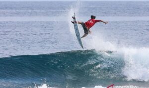 Arsip - Peselancar Indonesia I Made Pajar Ariyana beraksi saat bertanding pada final Kejuaraan Manokwari Pro World Surf League QS2000 di Pantai Petrus Kafiar Amban, Manokwari, Papua Barat, Minggu (30/11/2025). Sumber foto: Antara