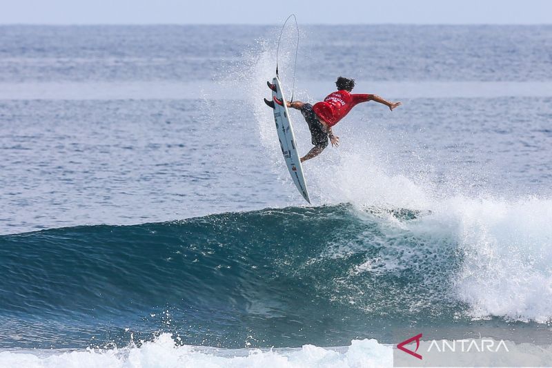 Arsip - Peselancar Indonesia I Made Pajar Ariyana beraksi saat bertanding pada final Kejuaraan Manokwari Pro World Surf League QS2000 di Pantai Petrus Kafiar Amban, Manokwari, Papua Barat, Minggu (30/11/2025). Sumber foto: Antara