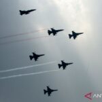 Pesawat tempur F-16 Fighting Falcon dan T-501 Golden Eagle TNI AU membentuk formasi saat Fly Pass dalam rangkaian Upacara Peringatan Detik-Detik Proklamasi Kemerdekaan ke-81 Republik Indonesia di kawasan Patung Kuda, Jakarta, Senin (17/8/2026). HUT Kemerdekaan Ke-81 RI tersebut mengangkat tema "Indonesia Berdaulat, Adil, dan Makmur". Sumber foto: Antara