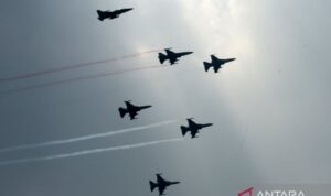 Pesawat tempur F-16 Fighting Falcon dan T-501 Golden Eagle TNI AU membentuk formasi saat Fly Pass dalam rangkaian Upacara Peringatan Detik-Detik Proklamasi Kemerdekaan ke-81 Republik Indonesia di kawasan Patung Kuda, Jakarta, Senin (17/8/2026). HUT Kemerdekaan Ke-81 RI tersebut mengangkat tema "Indonesia Berdaulat, Adil, dan Makmur". Sumber foto: Antara