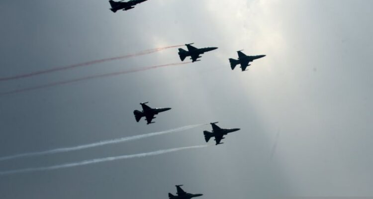 Pesawat tempur F-16 Fighting Falcon dan T-501 Golden Eagle TNI AU membentuk formasi saat Fly Pass dalam rangkaian Upacara Peringatan Detik-Detik Proklamasi Kemerdekaan ke-81 Republik Indonesia di kawasan Patung Kuda, Jakarta, Senin (17/8/2026). HUT Kemerdekaan Ke-81 RI tersebut mengangkat tema "Indonesia Berdaulat, Adil, dan Makmur". Sumber foto: Antara