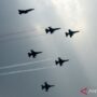 Pesawat tempur F-16 Fighting Falcon dan T-501 Golden Eagle TNI AU membentuk formasi saat Fly Pass dalam rangkaian Upacara Peringatan Detik-Detik Proklamasi Kemerdekaan ke-81 Republik Indonesia di kawasan Patung Kuda, Jakarta, Senin (17/8/2026). HUT Kemerdekaan Ke-81 RI tersebut mengangkat tema "Indonesia Berdaulat, Adil, dan Makmur". Sumber foto: Antara