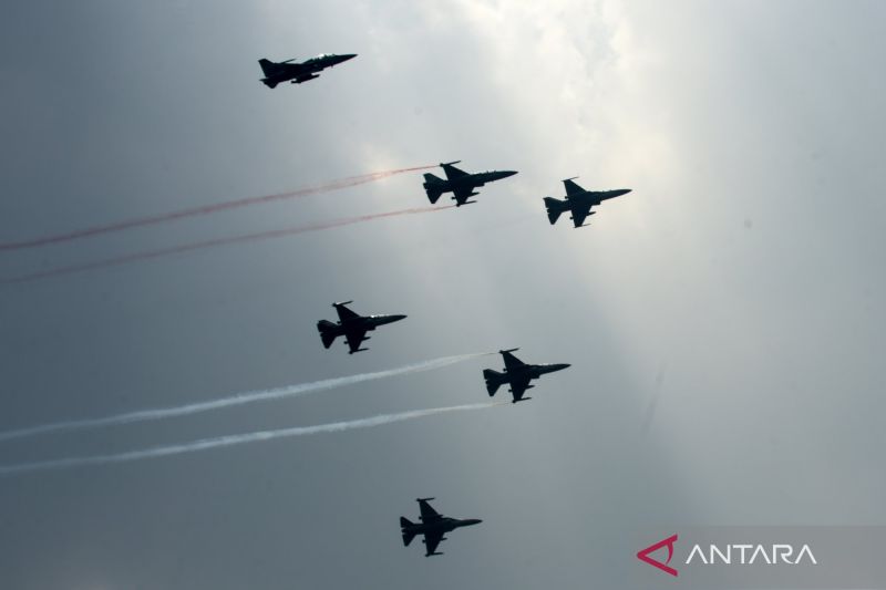 Pesawat tempur F-16 Fighting Falcon dan T-501 Golden Eagle TNI AU membentuk formasi saat Fly Pass dalam rangkaian Upacara Peringatan Detik-Detik Proklamasi Kemerdekaan ke-81 Republik Indonesia di kawasan Patung Kuda, Jakarta, Senin (17/8/2026). HUT Kemerdekaan Ke-81 RI tersebut mengangkat tema "Indonesia Berdaulat, Adil, dan Makmur". Sumber foto: Antara