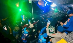 Personel Polairud Polda NTT mengevakuasi seorang ibu hamil yang suah pecah ketuban di Manggarai Barat. Sumber foto: Antara Personel Polairud Polda NTT mengevakuasi seorang ibu hamil yang suah pecah ketuban di Manggarai Barat. Sumber foto: Antara