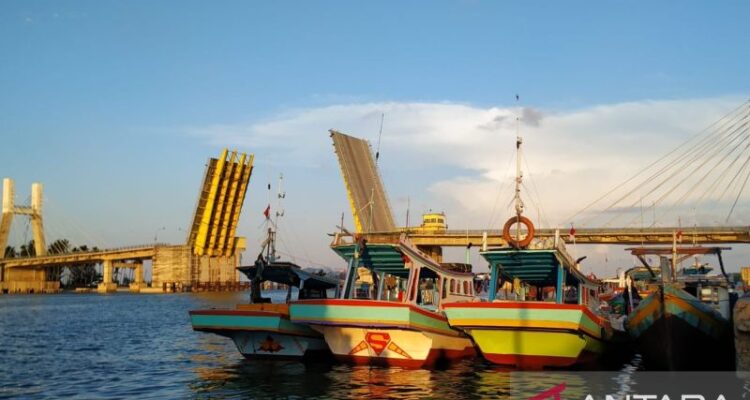 Kapal nelayan tengah bersandar. Sumber foto: Antara