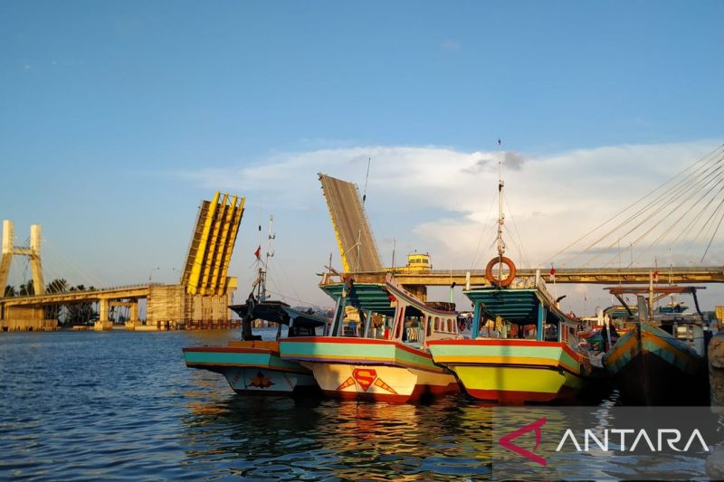 Kapal nelayan tengah bersandar. Sumber foto: Antara Kapal nelayan tengah bersandar. Sumber foto: Antara