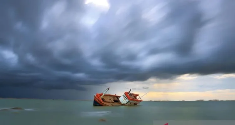 Ilustrasi kapal terbalik. Sumber foto: Antara