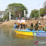 Wali Kota Tangerang Sachrudin (topi putih) dan wakil wali kota Maryono (topi hitam) melepas ikan lele di Situ Gede dalam kegiatan mancing bersama, Sabtu. Sumber foto: Antara