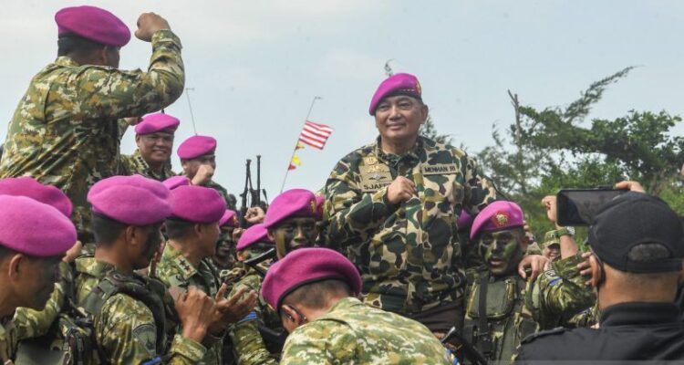 Menhan Sjafrie Sjamsoeddin menerima penyambutan dan penghormatan khas prajurit Korps Marinir usai upacara pengangkatan sebagai Warga Kehormatan Korps Marinir TNI AL di Pantai Todak, Dabo Singkep, Kabupaten Lingga, Kepulauan Riau, Rabu (5/8/2026). Menhan Sjafrie Sjamsoeddin merupakan Warga Kehormatan Ke-50 Korps Marinir TNI AL. Sumber foto: Antara