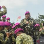 Defense Minister Sjafrie Sjamsoeddin receives a traditional Marine Corps welcome after being inducted as an Honorary Member of the Indonesian Navy Marine Corps at Todak Beach in Dabo Singkep, Lingga District, Riau Islands, Aug. 5, 2026. Sjafrie is the 50th Honorary Member of the Indonesian Navy Marine Corps. Photo Source: Antara News Agency