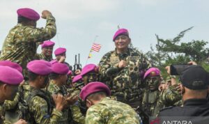 Defense Minister Sjafrie Sjamsoeddin receives a traditional Marine Corps welcome after being inducted as an Honorary Member of the Indonesian Navy Marine Corps at Todak Beach in Dabo Singkep, Lingga District, Riau Islands, Aug. 5, 2026. Sjafrie is the 50th Honorary Member of the Indonesian Navy Marine Corps. Photo Source: Antara News Agency