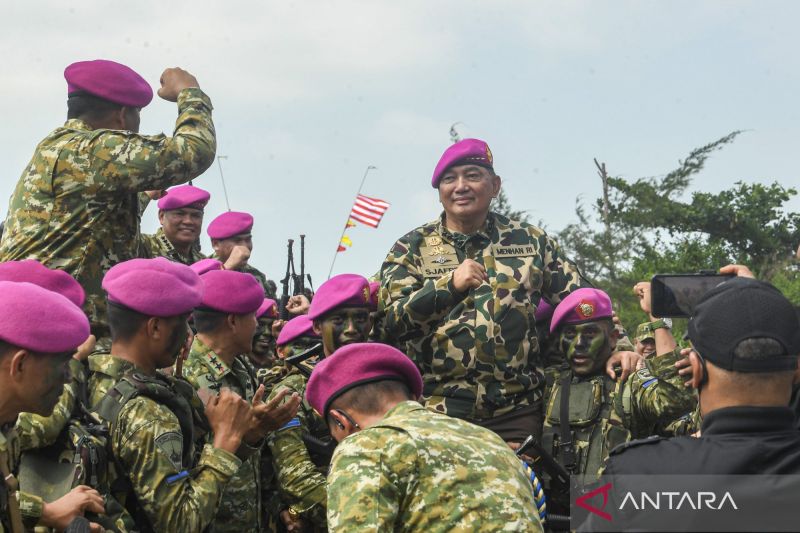 Defense Minister Sjafrie Sjamsoeddin receives a traditional Marine Corps welcome after being inducted as an Honorary Member of the Indonesian Navy Marine Corps at Todak Beach in Dabo Singkep, Lingga District, Riau Islands, Aug. 5, 2026. Sjafrie is the 50th Honorary Member of the Indonesian Navy Marine Corps. Photo Source: Antara News Agency Defense Minister Sjafrie Sjamsoeddin receives a traditional Marine Corps welcome after being inducted as an Honorary Member of the Indonesian Navy Marine Corps at Todak Beach in Dabo Singkep, Lingga District, Riau Islands, Aug. 5, 2026. Sjafrie is the 50th Honorary Member of the Indonesian Navy Marine Corps. Photo Source: Antara News Agency