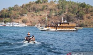 Sejumlah wisatawan menumpang perahu sekoci menuju kapal pinisi untuk melanjutkan perjalanan wisata ke kawasan Taman Nasional Komodo (TNK) Labuan Bajo, Manggarai Barat, Nusa Tenggara Timur (NTT), Senin (17/8/2026). Pemerintah Kabupaten Manggarai Barat telah memastikan sektor pariwisata di destinasi super prioritas (DPSP) Labuan Bajo aman untuk dikunjungi pascagempa bumi bermagnitudo 7,7 di wilayah NTT pada Sabtu (15/8). Sumber foto: Antara Sejumlah wisatawan menumpang perahu sekoci menuju kapal pinisi untuk melanjutkan perjalanan wisata ke kawasan Taman Nasional Komodo (TNK) Labuan Bajo, Manggarai Barat, Nusa Tenggara Timur (NTT), Senin (17/8/2026). Pemerintah Kabupaten Manggarai Barat telah memastikan sektor pariwisata di destinasi super prioritas (DPSP) Labuan Bajo aman untuk dikunjungi pascagempa bumi bermagnitudo 7,7 di wilayah NTT pada Sabtu (15/8). Sumber foto: Antara