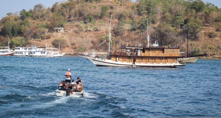 Sejumlah wisatawan menumpang perahu sekoci menuju kapal pinisi untuk melanjutkan perjalanan wisata ke kawasan Taman Nasional Komodo (TNK) Labuan Bajo, Manggarai Barat, Nusa Tenggara Timur (NTT), Senin (17/8/2026). Pemerintah Kabupaten Manggarai Barat telah memastikan sektor pariwisata di destinasi super prioritas (DPSP) Labuan Bajo aman untuk dikunjungi pascagempa bumi bermagnitudo 7,7 di wilayah NTT pada Sabtu (15/8). Sumber foto: Antara