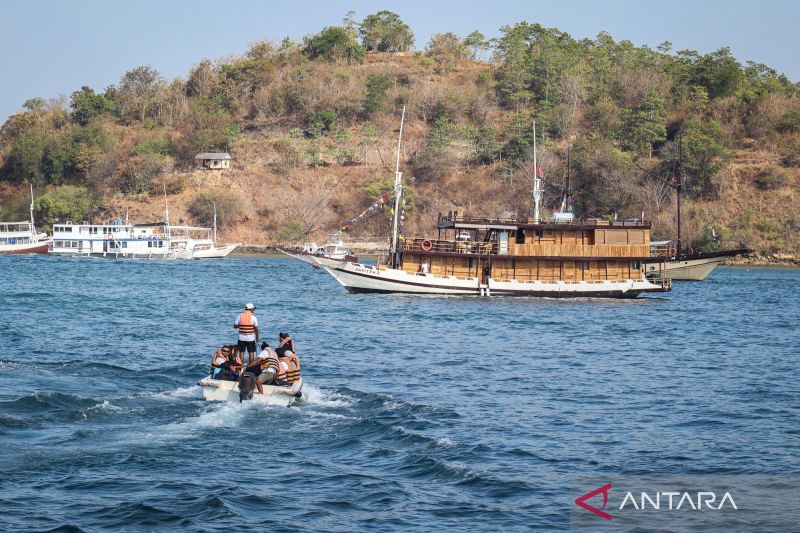 Sejumlah wisatawan menumpang perahu sekoci menuju kapal pinisi untuk melanjutkan perjalanan wisata ke kawasan Taman Nasional Komodo (TNK) Labuan Bajo, Manggarai Barat, Nusa Tenggara Timur (NTT), Senin (17/8/2026). Pemerintah Kabupaten Manggarai Barat telah memastikan sektor pariwisata di destinasi super prioritas (DPSP) Labuan Bajo aman untuk dikunjungi pascagempa bumi bermagnitudo 7,7 di wilayah NTT pada Sabtu (15/8). Sumber foto: Antara Sejumlah wisatawan menumpang perahu sekoci menuju kapal pinisi untuk melanjutkan perjalanan wisata ke kawasan Taman Nasional Komodo (TNK) Labuan Bajo, Manggarai Barat, Nusa Tenggara Timur (NTT), Senin (17/8/2026). Pemerintah Kabupaten Manggarai Barat telah memastikan sektor pariwisata di destinasi super prioritas (DPSP) Labuan Bajo aman untuk dikunjungi pascagempa bumi bermagnitudo 7,7 di wilayah NTT pada Sabtu (15/8). Sumber foto: Antara