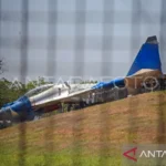 A joint team of military and airport personnel handles the aftermath of a Sukhoi fighter jet overrun at Sultan Hasanuddin International Airport near Makassar, South Sulawesi, on Monday (August 24, 2026). Photo Source: Antara