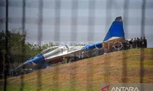 A joint team of military and airport personnel handles the aftermath of a Sukhoi fighter jet overrun at Sultan Hasanuddin International Airport near Makassar, South Sulawesi, on Monday (August 24, 2026). Photo Source: Antara