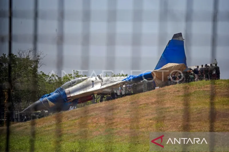 A joint team of military and airport personnel handles the aftermath of a Sukhoi fighter jet overrun at Sultan Hasanuddin International Airport near Makassar, South Sulawesi, on Monday (August 24, 2026). Photo Source: Antara