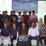 Dokumentasi Tim Pengabdian kepada Masyarakat (PkM) Politeknik Perkapalan Negeri Surabaya bersama peserta “Pengembangan dan Pelatihan Pembangkit Listrik Tenaga Surya Berbasis Internet of Things untuk Kemandirian Energi Terbarukan Fasilitas Wisata BUMDes Desa Tambakcemandi Sidoarjo”. Sumber foto: Politeknik Perkapalan Negeri Surabaya.