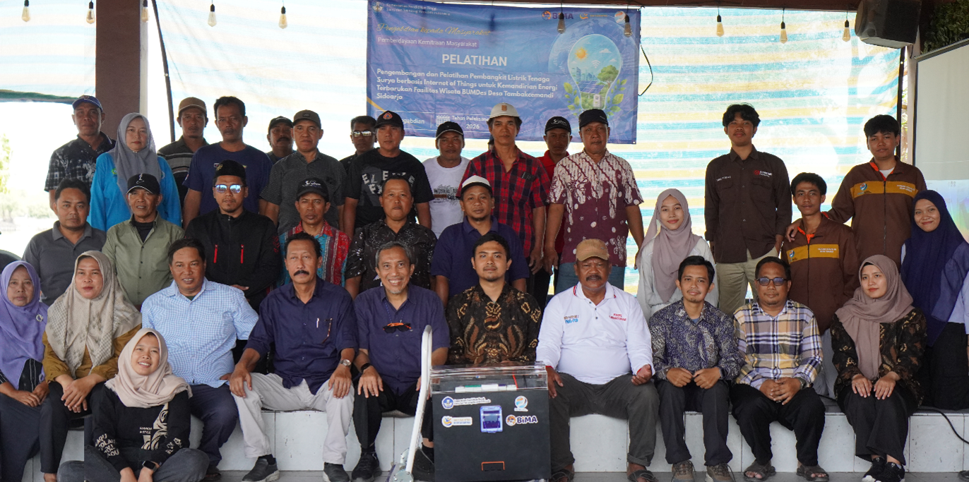 Dokumentasi Tim Pengabdian kepada Masyarakat (PkM) Politeknik Perkapalan Negeri Surabaya bersama peserta “Pengembangan dan Pelatihan Pembangkit Listrik Tenaga Surya Berbasis Internet of Things untuk Kemandirian Energi Terbarukan Fasilitas Wisata BUMDes Desa Tambakcemandi Sidoarjo”. Sumber foto: Politeknik Perkapalan Negeri Surabaya.