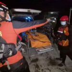 Tim SAR mengevakuasi jenazah sebelumnya terseret arus di Pantai Lhok Keutapang, Kabupaten Aceh Besar, Rabu (26/8/2026) malam. Sumber foto: Antara