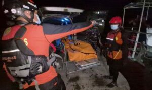 Tim SAR mengevakuasi jenazah sebelumnya terseret arus di Pantai Lhok Keutapang, Kabupaten Aceh Besar, Rabu (26/8/2026) malam. Sumber foto: Antara