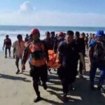 Tim SAR mengevakuasi jenazah remaja hilang di Pantai Ujung Batee, Aceh Besar, Sabtu (1/8/2026). Sumber foto: Antara