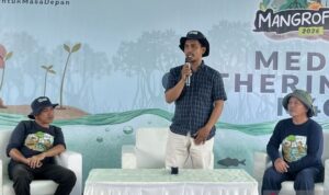 Ketua Kelompok Tani Hutan (KTH) Peduli Hutan Mangrove Suwardi (tengah) dalam acara Temu Media bersama Masyarakat Pesisir Desa Sepatin di Desa Sepatin, Kabupaten Kutai Kartanegara, Kalimantan Timur, Jumat (31/7/2026). Sumber foto: Antara