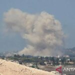 Ilustrasi serangan Israel: Asap membubung di atas Kota Zawtar al-Sharqiyah (Zawtar Timur) di Kegubernuran Nabatieh, Lebanon selatan, menyusul tembakan artileri dan serangan udara Israel yang melanggar perjanjian gencatan senjata dan kesepakatan kerangka kerja pada 12 Agustus 2026. Sumber foto: Antara