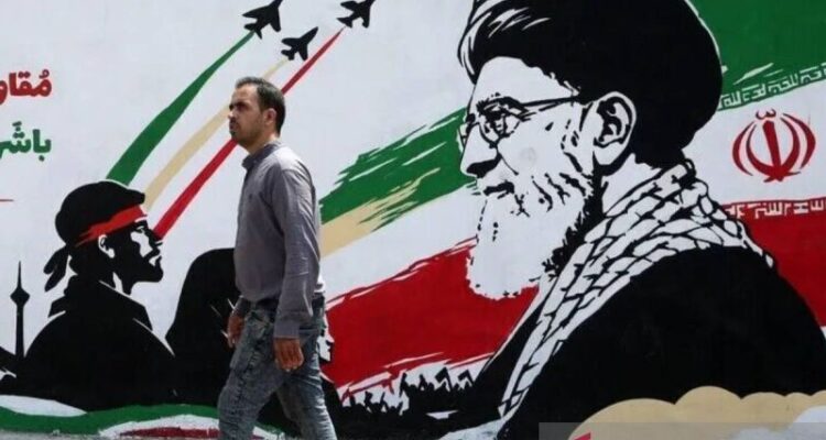 Seorang pria berjalan di depan mural dinding saat kehidupan sehari-hari berlanjut di tengah ketegangan yang sedang berlangsung antara Amerika Serikat di Teheran, Iran, pada 6 Agustus 2026. Sumber foto: Antara