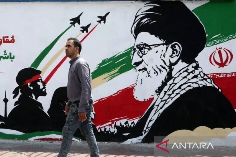 Seorang pria berjalan di depan mural dinding saat kehidupan sehari-hari berlanjut di tengah ketegangan yang sedang berlangsung antara Amerika Serikat di Teheran, Iran, pada 6 Agustus 2026. Sumber foto: Antara Seorang pria berjalan di depan mural dinding saat kehidupan sehari-hari berlanjut di tengah ketegangan yang sedang berlangsung antara Amerika Serikat di Teheran, Iran, pada 6 Agustus 2026. Sumber foto: Antara