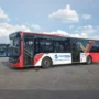 lustrasi bus Transjakarta. PT Transportasi Jakarta memperpanjang waktu operasional pada rute-rute menuju stasiun kereta api dan pelabuhan pada masa Angkutan Lebaran 1446H dari semula pukul 05.00 WIB - 22.00 WIB menjadi hingga pukul 23.59 WIB. Sumber foto: Antara