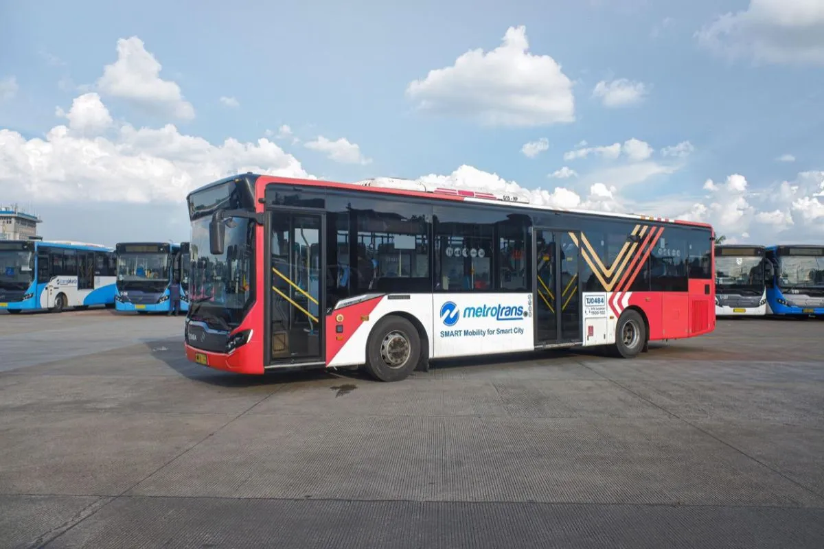 lustrasi bus Transjakarta. PT Transportasi Jakarta memperpanjang waktu operasional pada rute-rute menuju stasiun kereta api dan pelabuhan pada masa Angkutan Lebaran 1446H dari semula pukul 05.00 WIB - 22.00 WIB menjadi hingga pukul 23.59 WIB. Sumber foto: Antara lustrasi bus Transjakarta. PT Transportasi Jakarta memperpanjang waktu operasional pada rute-rute menuju stasiun kereta api dan pelabuhan pada masa Angkutan Lebaran 1446H dari semula pukul 05.00 WIB - 22.00 WIB menjadi hingga pukul 23.59 WIB. Sumber foto: Antara