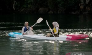 Illustration - Tourists use stand-up paddle boards at Lhok Gaca Lake, Aceh Besar, Aceh, Sunday (July 12, 2026). Photo Source: Antara News Agency
